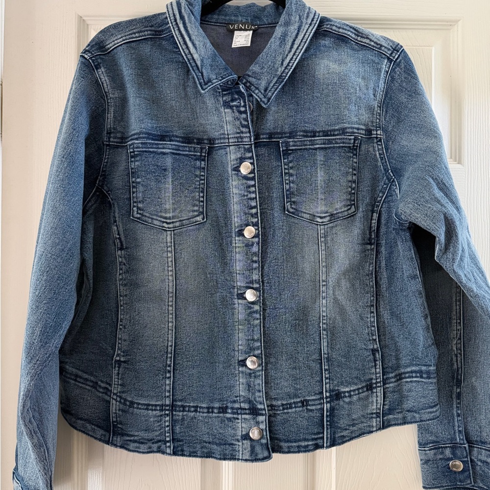 VENUS Women's Washed Blue Denim Jacket